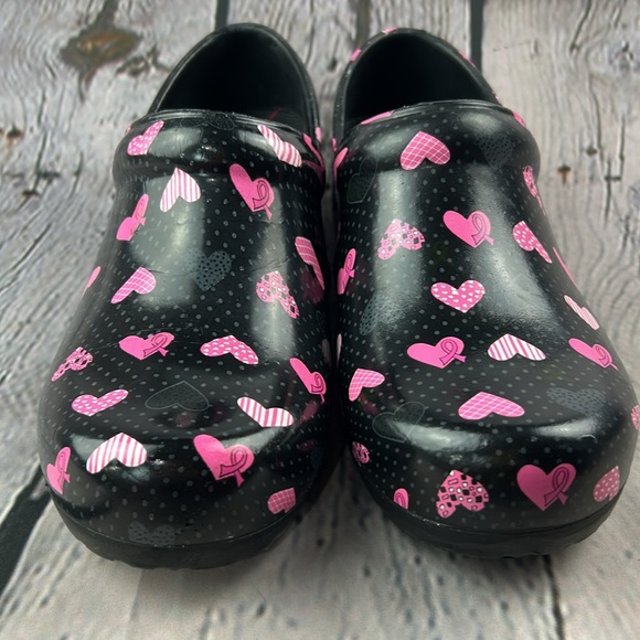 ANYWEAR Black & Pink Hearts Breast Cancer Awareness Slip On Professional Clogs - Picture 10 of 17